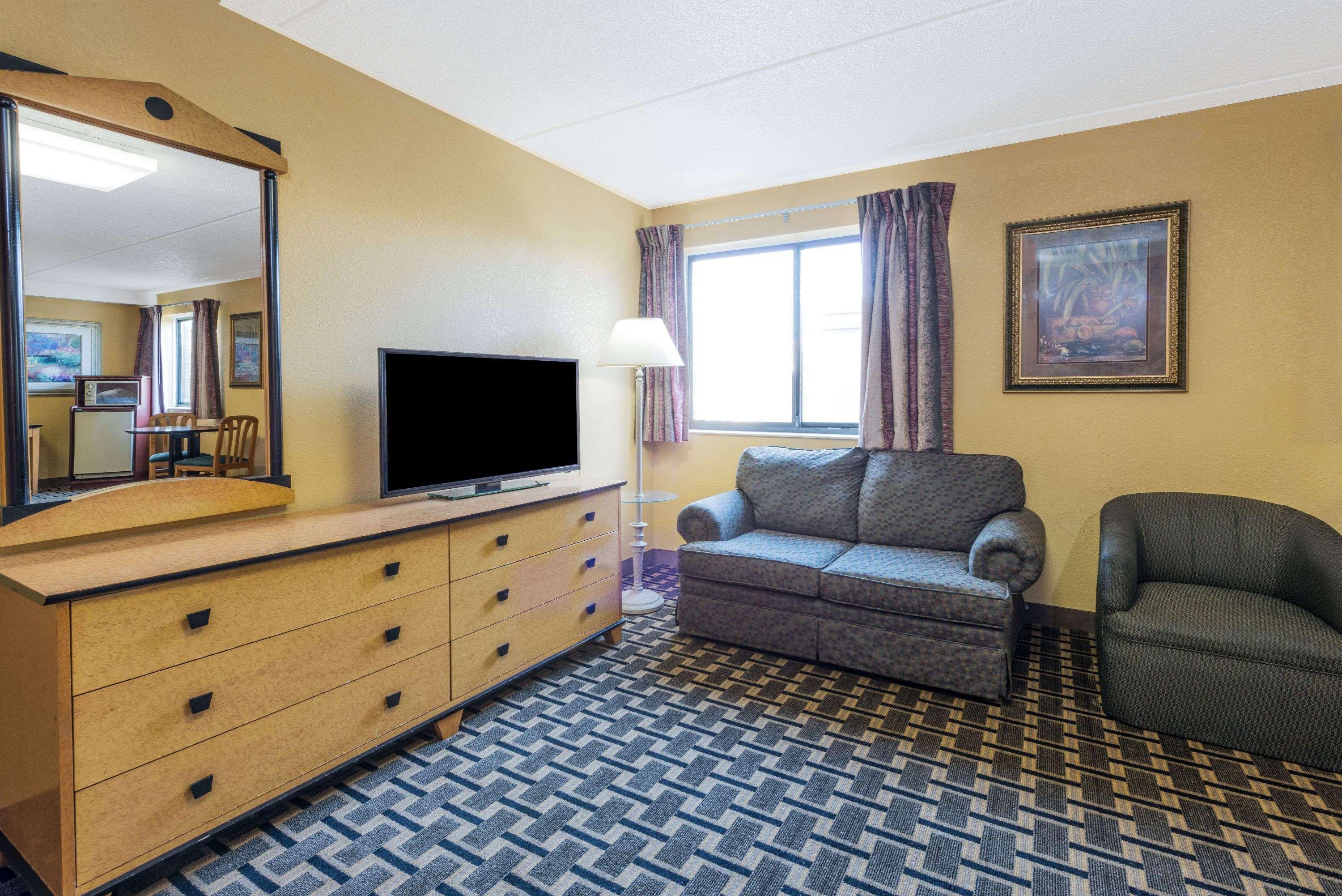 Days Inn By Wyndham Hurstbourne Louisville Eksteriør bilde